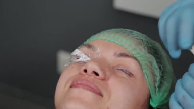 Kalıcı bir makyöz, bir kadının göz kapaklarına dövme yaptırır..