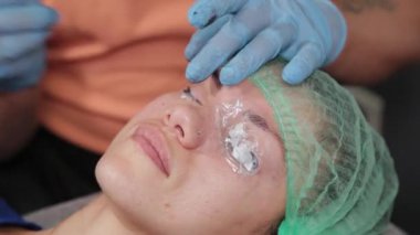 Kalıcı bir makyöz, bir kadının göz kapaklarına dövme yaptırır..