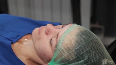 Kalıcı bir makyöz, bir kadının göz kapaklarına dövme yaptırır..