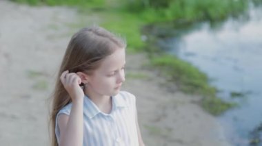 Nehir kıyısında güzel bir kız.