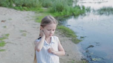 Nehir kıyısında güzel bir kız.