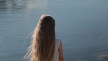 Nehir kıyısında güzel bir kız.