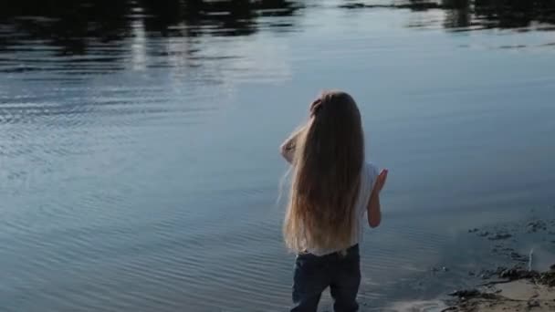 Krásná dívka u řeky. — Stock video