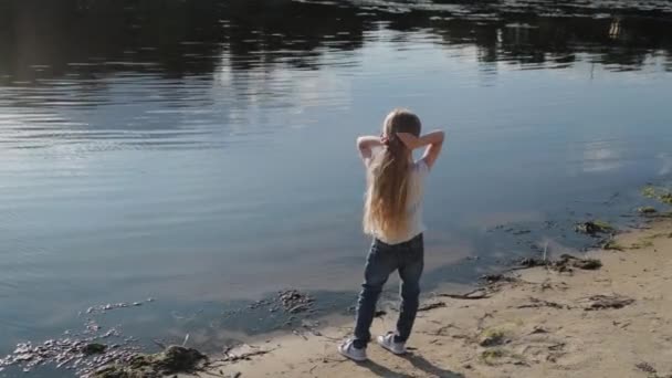Красивая девушка у реки. — стоковое видео