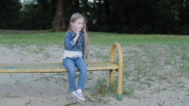 Sahilde bir bankta oturan güzel kız.