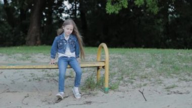 Sahilde bir bankta oturan güzel kız.