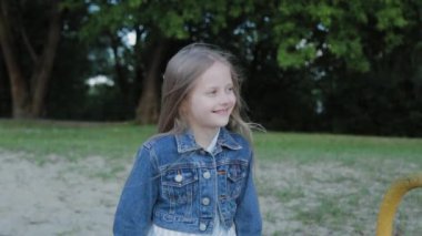 Sahilde bir bankta oturan güzel kız.