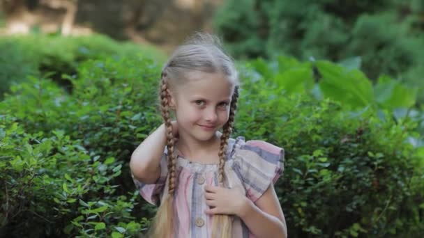Όμορφο χαρούμενο κοριτσάκι χαμογελάει.. — Αρχείο Βίντεο