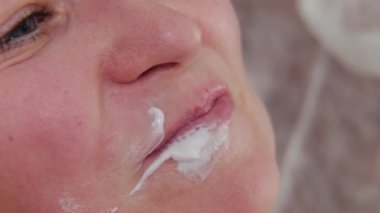 Doktor kozmetik uzmanı kadına dudak büyütme ameliyatı yapıyor..