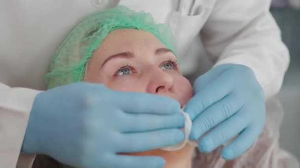 Bella donna sfregamento labbra prima procedura labbro botox. — Video Stock