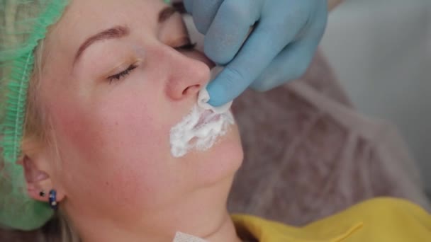 Cosmetologul face augmentarea buzelor la femeie . — Videoclip de stoc