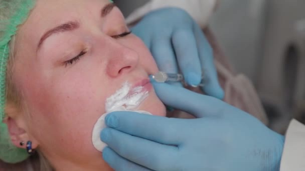 Läkare kosmetolog gör läppförstoring till kvinna. — Stockvideo