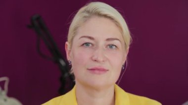 Dudak büyütme ameliyatından sonra güzel bir kadın. Orta yaşlı bir kadının portresi.