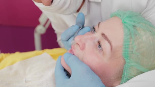 Lékař kosmetolog dělá zvětšení rtů na ženu. — Stock video
