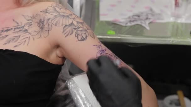 タトゥーアーティストは若い女の子の腕に入れ墨をします. — ストック動画
