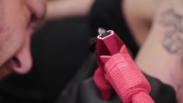 Tetováló művész csinál egy tetoválás egy fiatal lány kar. — Stock videók
