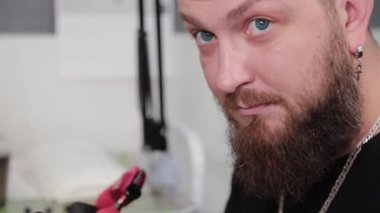 Dövmecide çalışan dövme sanatçısı..