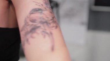 Dövmeci dövmeyi folyoyla kaplıyor..