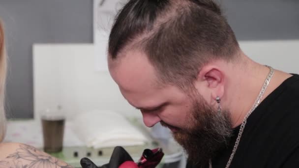 Tatuaje artista en el trabajo en un salón de tatuajes. — Vídeo de stock