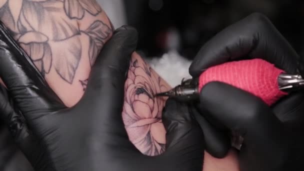 Tattoo artist makes a tattoo on a young girls arm. — Stock Video