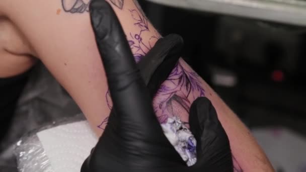 Tatuaje artista hace un tatuaje en un joven niñas brazo. — Vídeos de Stock