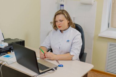 Klinikteki bilgisayardaki kadın nörolog..