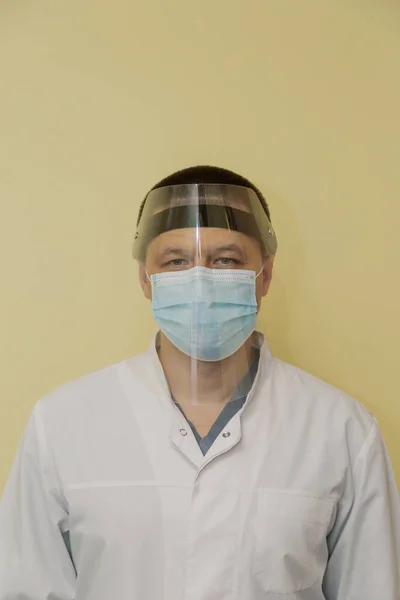 Homme médecin dans un masque de protection dans le bureau. — Photo