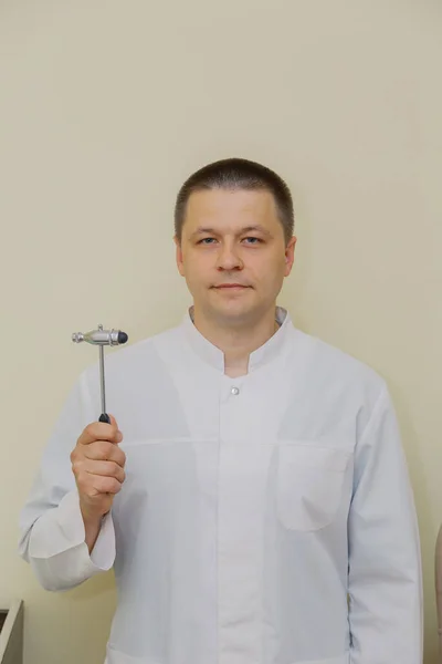 Чоловік лікар невролог з молотком в руках — стокове фото