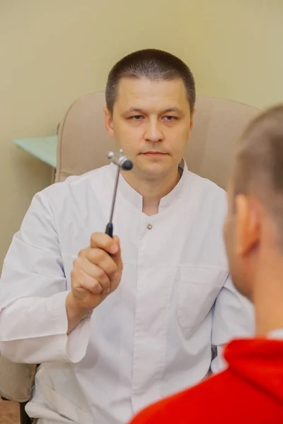 Lékař neurologa vyšetřuje pacienta na klinice. — Stock fotografie