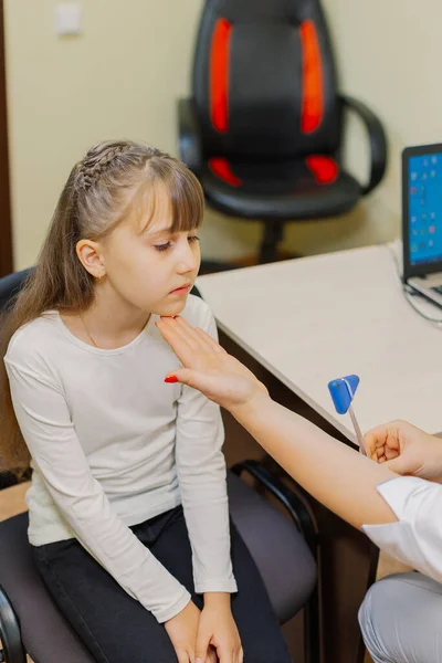 Femme enfant neurologue examine la fille dans le bureau. — Photo