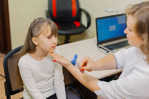 Neurólogo infantil mujer examina a la chica en la oficina. — Foto de Stock