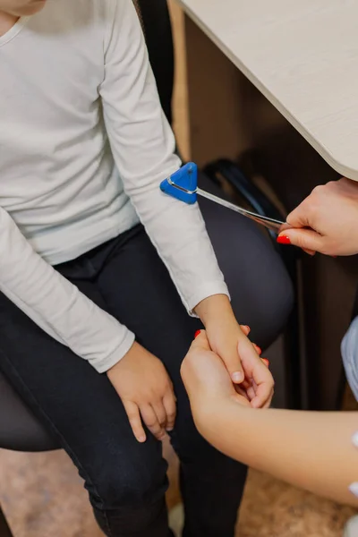 Neurólogo infantil mujer examina a la chica en la oficina. — Foto de Stock