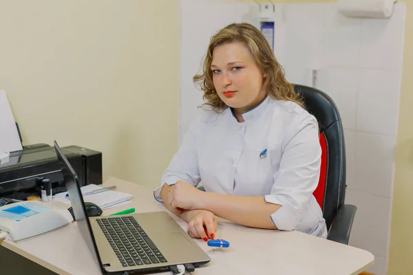 Neurolog kobieta przy komputerze w gabinecie kliniki. — Zdjęcie stockowe