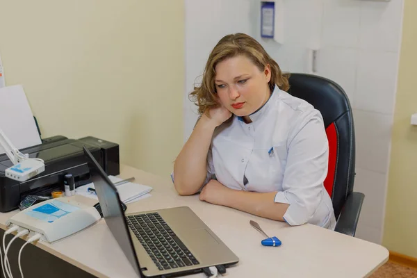 Neurolog kobieta rozważał przy komputerze w biurze kliniki. — Zdjęcie stockowe