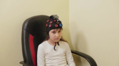 Özel bir klinikte EEG 'de küçük güzel bir kız..