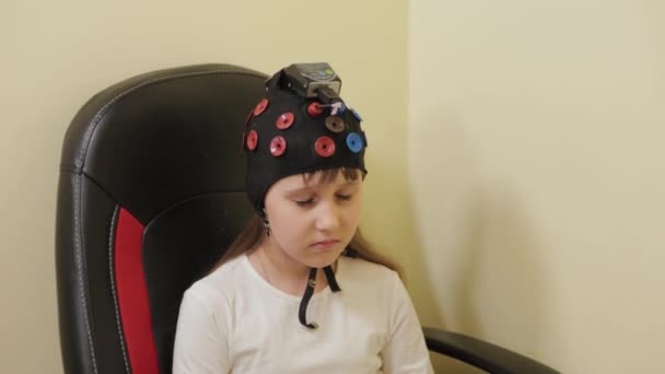 Menina bonita em um procedimento EEG em uma clínica privada. — Vídeo de Stock