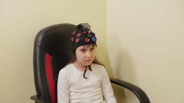 Belle petite fille sur une procédure EEG dans une clinique privée. — Video