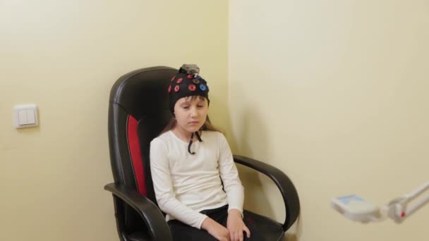 Özel bir klinikte EEG 'de küçük güzel bir kız.. — Stok video