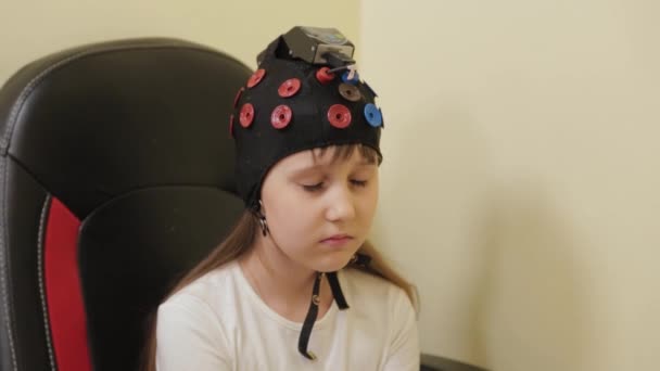 Mooi klein meisje op een EEG procedure in een prive kliniek. — Stockvideo