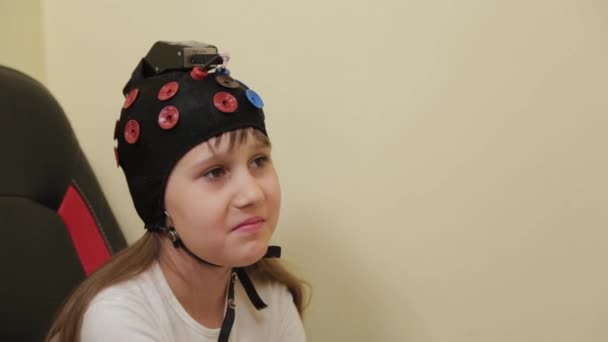 Menina bonita em um procedimento EEG em uma clínica privada. — Vídeo de Stock