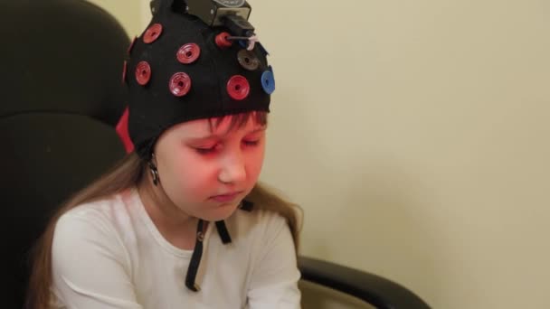 Menina bonita em um procedimento EEG em uma clínica privada. — Vídeo de Stock