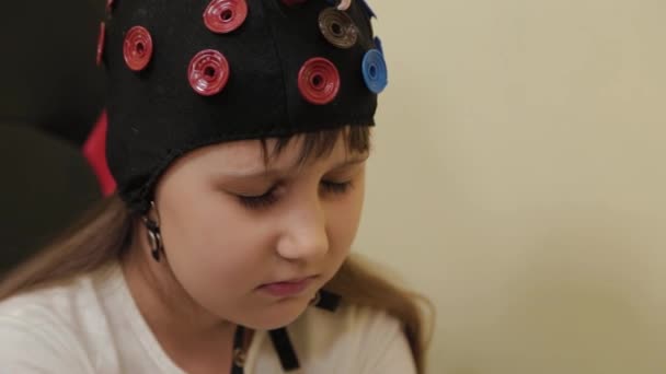 Özel bir klinikte EEG 'de küçük güzel bir kız.. — Stok video