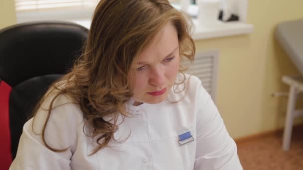 Femme médecin travaillant à l'ordinateur. — Video