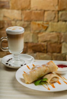 Reçelli ve ekşi kremalı taze krep..