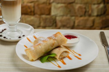 Reçelli ve ekşi kremalı taze krep..