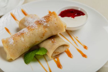 Reçelli ve ekşi kremalı taze krep..