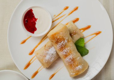 Reçelli ve ekşi kremalı taze krep..