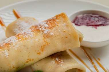 Reçelli ve ekşi kremalı taze krep..