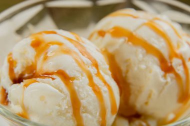 Bardakta beyaz dondurma ve karamel..