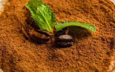 Şeffaf bir kasede kakaolu taze tatlı..